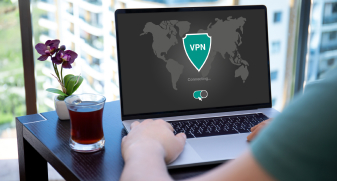 Ноутбук с включенным экраном - Защитите вашу конфиденциальность с помощью лучшего VPN-сервиса